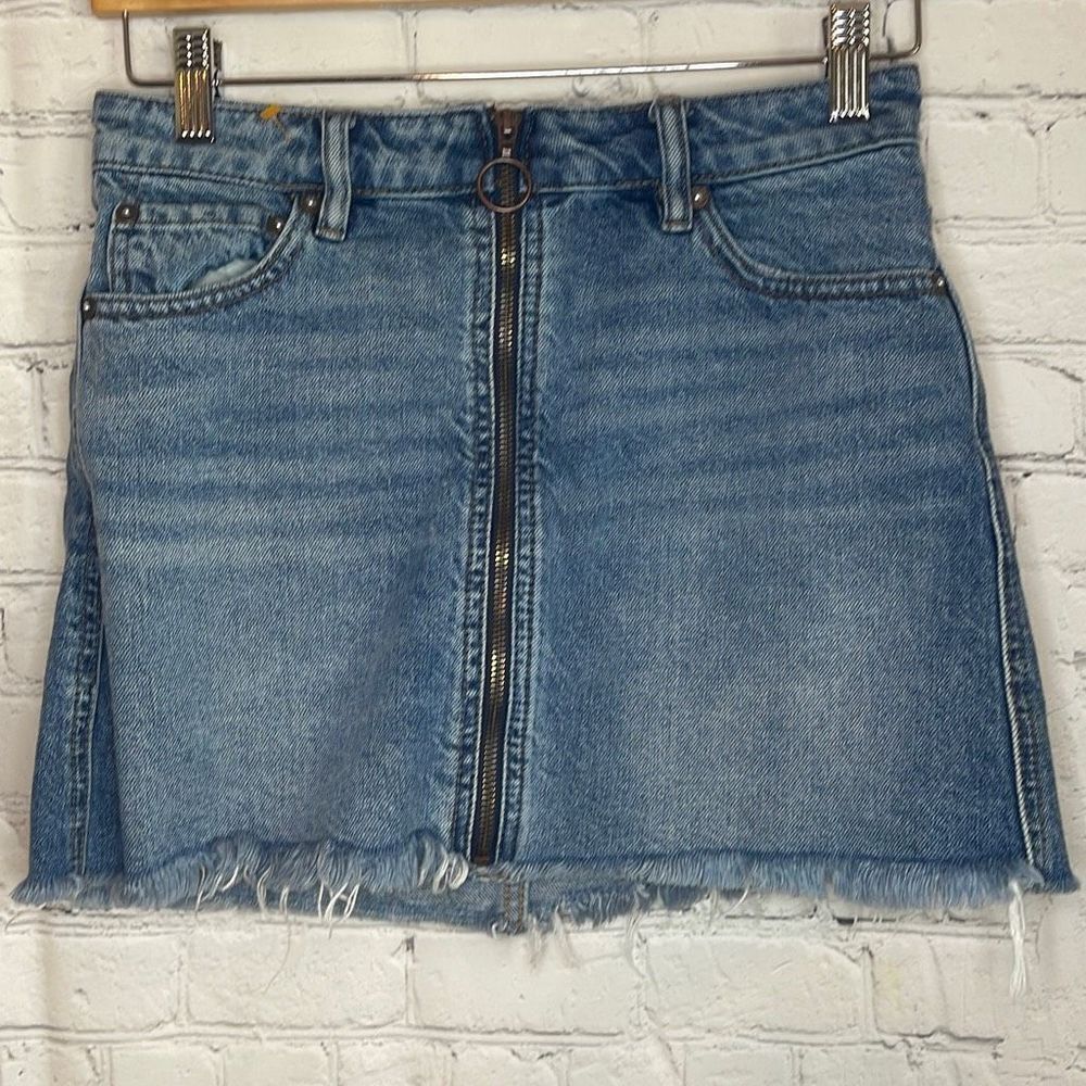 We The Free Women’s Zip up Jean Mini Skirt size 25 Frayed Hem